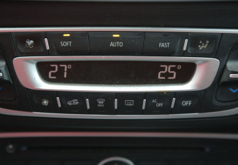 Подержанный автомобиль Renault Fluence 2010 года (15 фото)