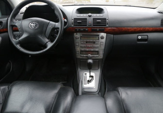 Подержанный автомобиль Toyota Avensis Sedan 2004 года (12 фото)