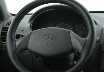 Подержанный автомобиль Hyundai Accent Sedan 2004 года (16 фото)