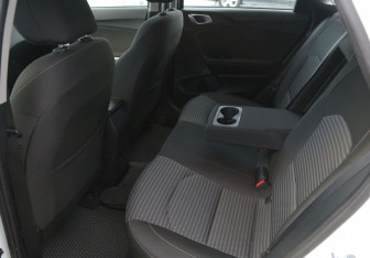 Подержанный автомобиль Kia Ceed Hatchback 2022 года (15 фото)