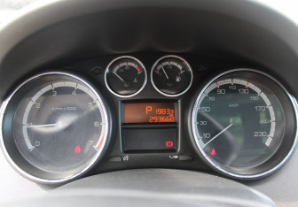 Подержанный автомобиль Peugeot 308 Wagon 2010 года (20 фото)