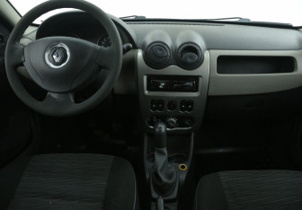 Подержанный автомобиль Renault Sandero 2010 года (12 фото)