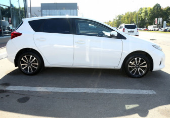 Подержанный автомобиль Toyota Auris Hatchback 2015 года (7 фото)