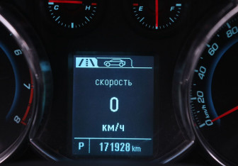 Подержанный автомобиль Chevrolet Cruze Hatchback 2014 года (18 фото)