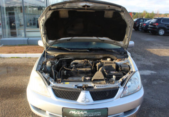 Подержанный автомобиль Mitsubishi Lancer Sedan 2005 года (15 фото)