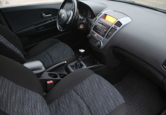 Подержанный автомобиль Kia Ceed Hatchback 2008 года (9 фото)