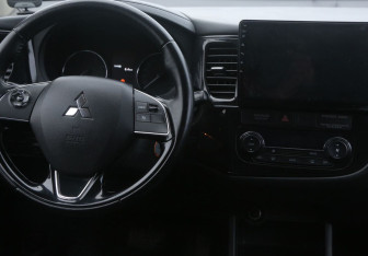 Подержанный автомобиль Mitsubishi Outlander 2016 года (14 фото)