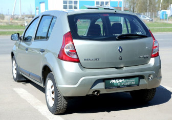 Подержанный автомобиль Renault Sandero 2012 года (4 фото)