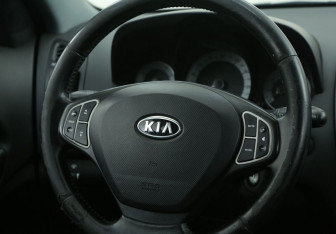 Подержанный автомобиль Kia Ceed Hatchback 2009 года (16 фото)
