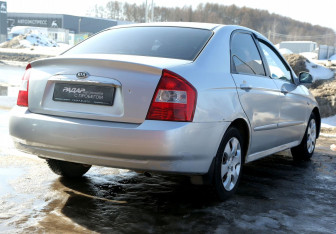 Подержанный автомобиль Kia Cerato Sedan 2006 года (6 фото)
