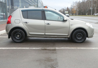 Подержанный автомобиль Renault Sandero 2010 года (7 фото)