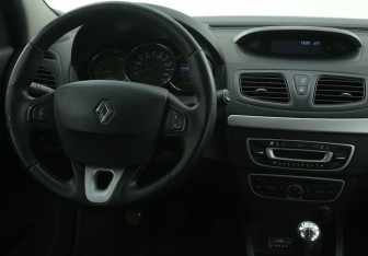Подержанный автомобиль Renault Fluence 2013 года (14 фото)