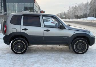 Подержанный автомобиль Chevrolet Niva 2011 года (7 фото)
