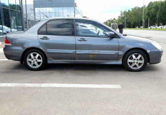 Подержанный автомобиль Mitsubishi Lancer Sedan 2004 года (7 фото)