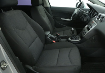 Подержанный автомобиль Peugeot 408 2012 года (10 фото)