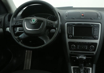 Подержанный автомобиль Skoda Octavia Liftback 2011 года (14 фото)