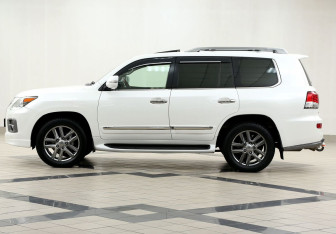 Подержанный автомобиль Lexus LX 2012 года (7 фото)