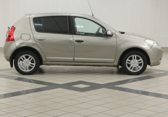 Подержанный автомобиль Renault Sandero 2011 года (5 фото)