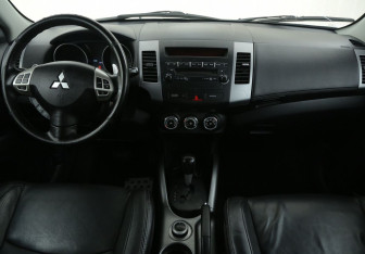 Подержанный автомобиль Mitsubishi Outlander 2011 года (12 фото)
