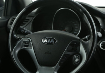 Подержанный автомобиль Kia Rio Sedan 2017 года (16 фото)