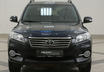 Подержанный автомобиль Toyota RAV4 2011 года (6 фото)