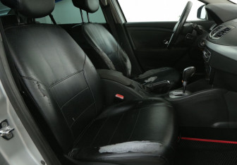Подержанный автомобиль Renault Fluence 2012 года (10 фото)