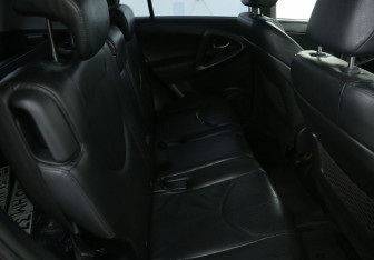 Подержанный автомобиль Toyota RAV4 2010 года (11 фото)