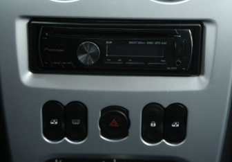 Подержанный автомобиль Renault Sandero 2010 года (13 фото)