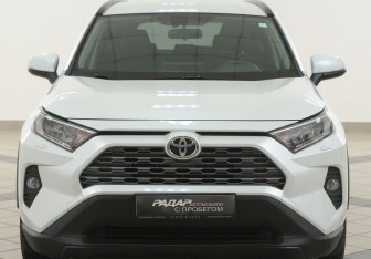 Подержанный автомобиль Toyota RAV4 2020 года (6 фото)