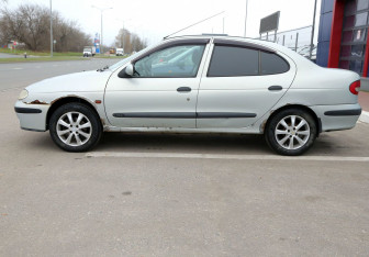 Подержанный автомобиль Renault Megane Sedan 2001 года (8 фото)