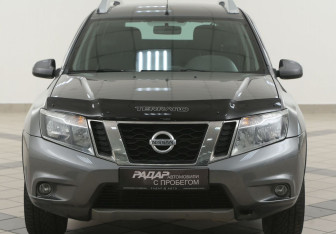 Подержанный автомобиль Nissan Terrano 2015 года (6 фото)