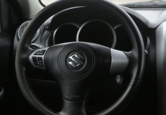 Подержанный автомобиль Suzuki Grand Vitara 2006 года (16 фото)