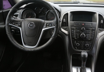 Подержанный автомобиль Opel Astra Sedan 2013 года (14 фото)