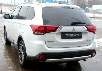 Подержанный автомобиль Mitsubishi Outlander 2016 года (4 фото)
