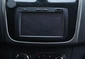 Подержанный автомобиль Renault Sandero 2015 года (13 фото)