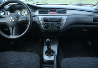 Подержанный автомобиль Mitsubishi Lancer Sedan 2006 года (12 фото)