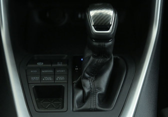 Подержанный автомобиль Toyota RAV4 2020 года (15 фото)