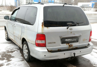 Подержанный автомобиль Kia Carnival 2005 года (4 фото)