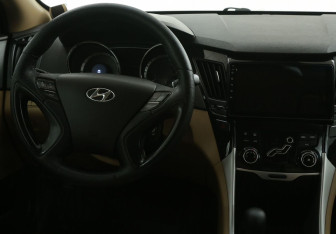 Подержанный автомобиль Hyundai Sonata 2010 года (14 фото)