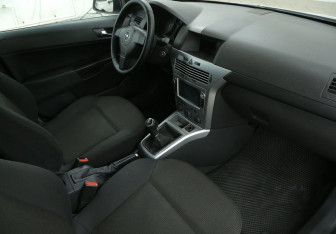 Подержанный автомобиль Opel Astra Sedan 2012 года (9 фото)