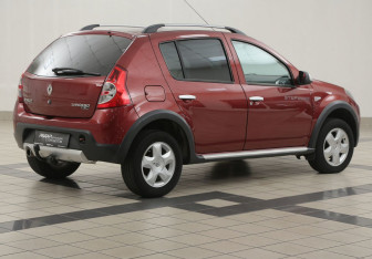 Подержанный автомобиль Renault Sandero 2014 года (4 фото)