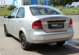 Подержанный автомобиль Chevrolet Aveo Sedan 2004 года (4 фото)
