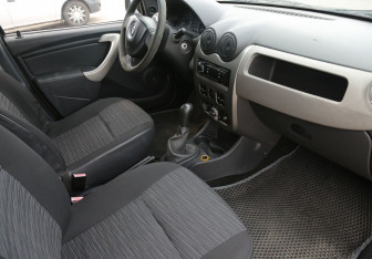 Подержанный автомобиль Renault Sandero 2010 года (9 фото)