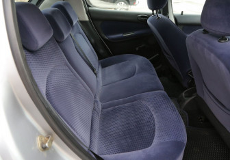 Подержанный автомобиль Peugeot 206 Hatchback 2004 года (11 фото)