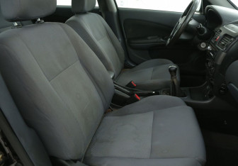 Подержанный автомобиль Nissan Almera Hatchback 2005 года (10 фото)