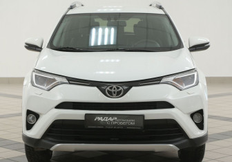 Подержанный автомобиль Toyota RAV4 2016 года (6 фото)