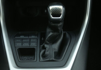 Подержанный автомобиль Toyota RAV4 2020 года (15 фото)