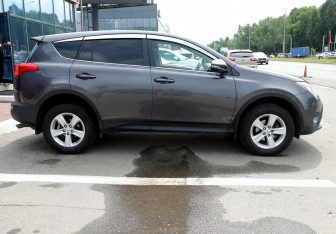 Подержанный автомобиль Toyota RAV4 2013 года (7 фото)