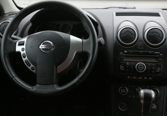 Подержанный автомобиль Nissan Qashqai 2007 года (14 фото)