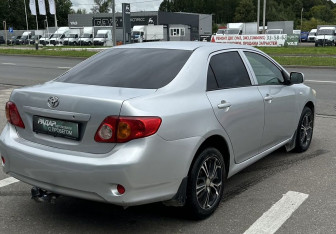 Подержанный автомобиль Toyota Corolla Sedan 2008 года (5 фото)